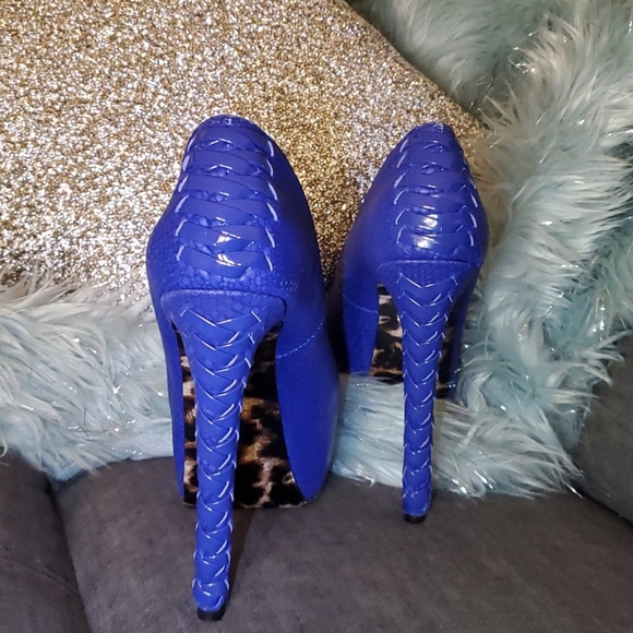 Betsy Johnson - Picture 2 of 6